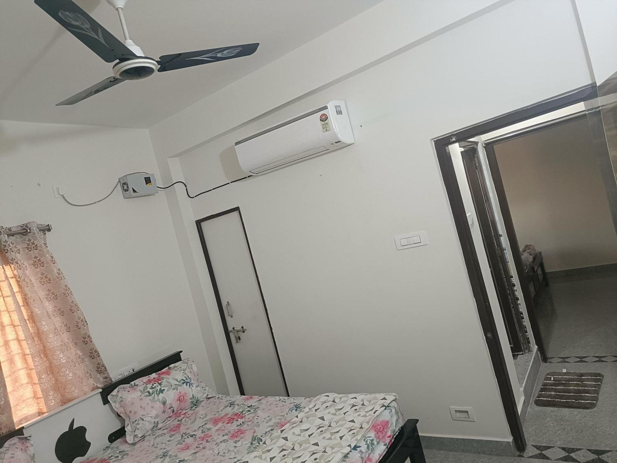 Sreenivasa Apartment *